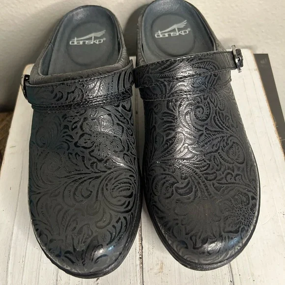 Dansko Black Embossed Leather Clogs Sz 39 EU 8.5-9 US - Picture 1 of 6